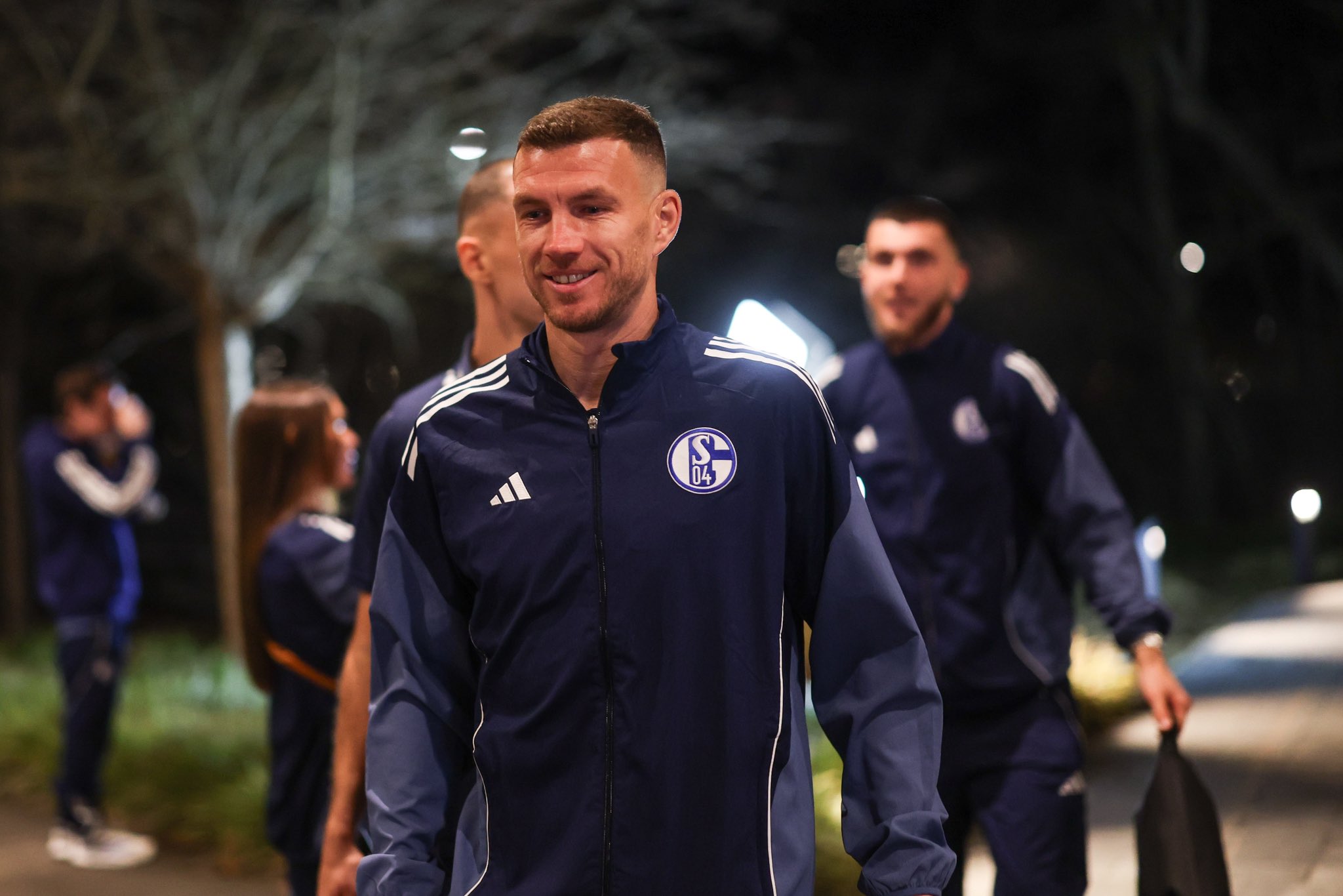 Otkriveno koliku platu Džeko ima u Schalkeu: Mnogi će se šokirati cifrom!